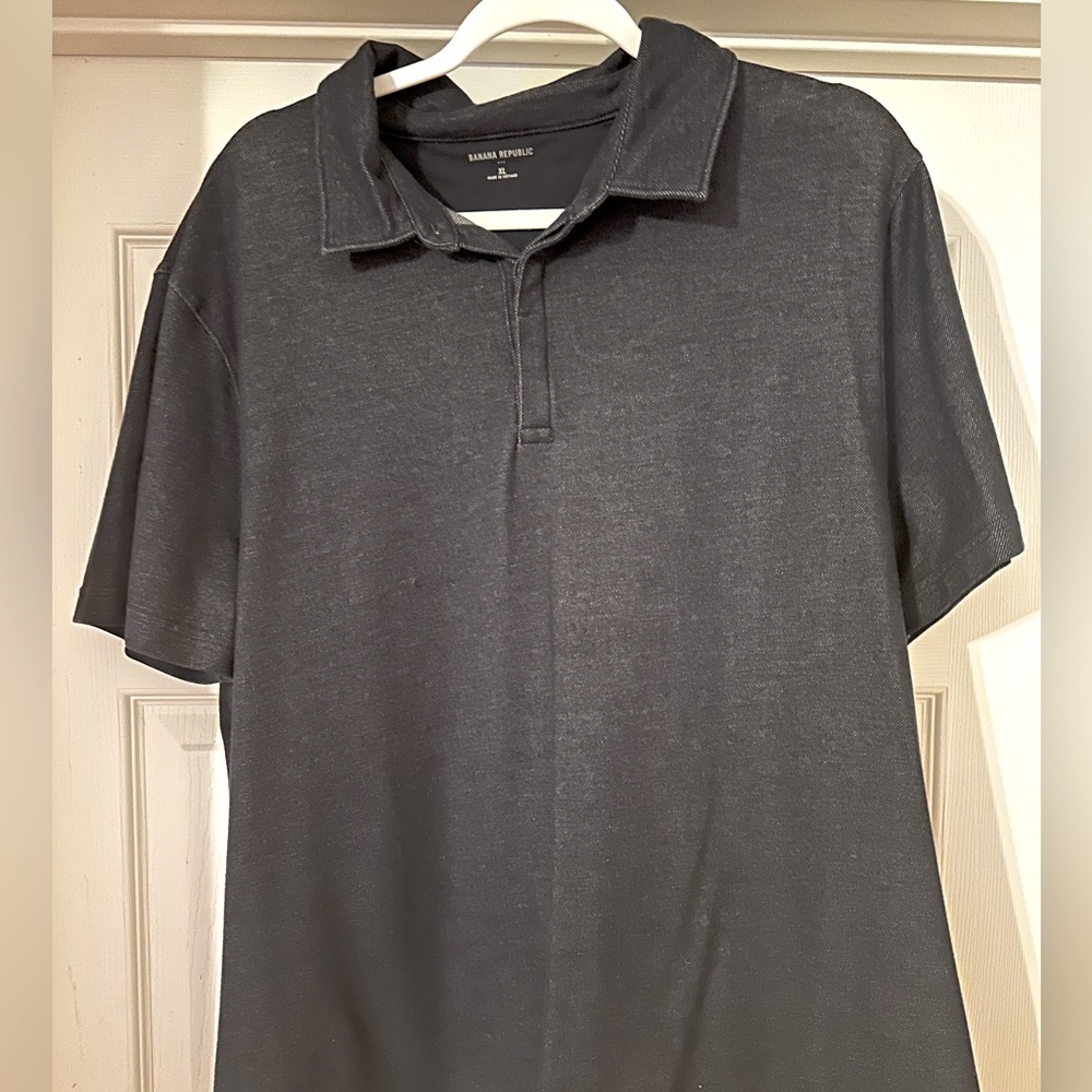 Banana Republic Men’s Polo Size XL in a Navy/Grey Heather Color, Like New!